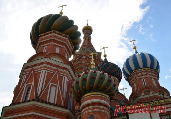 Facebook
"Геометрическое начало было подвергнуто в Покровском соборе коренной переработке под влиянием русских вкусов и русского мировоззрения 16-го века, а самая группировка девяти башен получила в руках русских мастеров смысл, глубоко отличный от зодчества Ренессанса."

(Н.И. Брунов, "Храм Василия Блаженного в Москве" М.И. 1988)