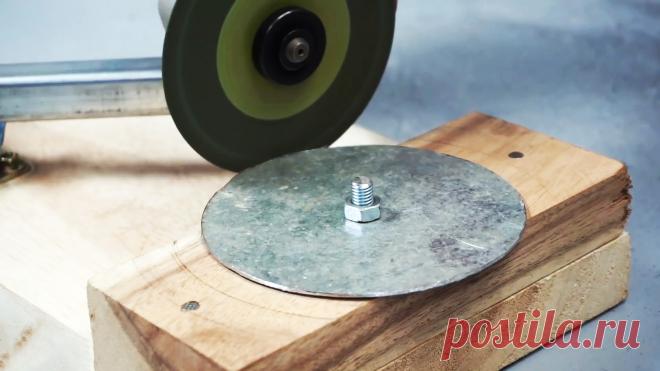 Приспособление на болгарку для резки металлических дисков любого диаметра Болгарка хотя и универсальный инструмент для резки, заточки и шлифовки, но и ее можно сделать еще более функциональной просто соединяя с различными приспособами. Одной из таких приставок является данная самоделка. Она позволяет вырезать с помощью УШМ диски из листового