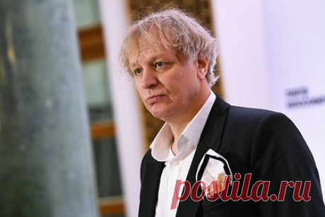 Актер «Современника» обвинил Сергея Гармаша в бегстве из театра. Заслуженный артист России Сергей Юшкевич обвинил актера Сергея Гармаша в бегстве из театра «Современник». «Уж кто-кто, а Гармаш должен был остаться и отстаивать позиции и основы театра перед Рыжаковым. А он просто взял и свалил», — возмутился Юшкевич, отметив, что Гармаш не имел права «бросать» коллег из театра.
