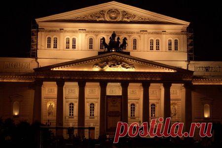 Закулисье Большого театра  от  Алина А.  Экскурсии по Москве и России Вы никогда не простите себе, если побывав в Москве, не увидите Большой театр, символ культурной жизни столицы.
Большой театр — это визитная карточка России и Москвы, предмет гордости и символ величия нашей культуры с собственной историей, величественной, как и само здание театра.