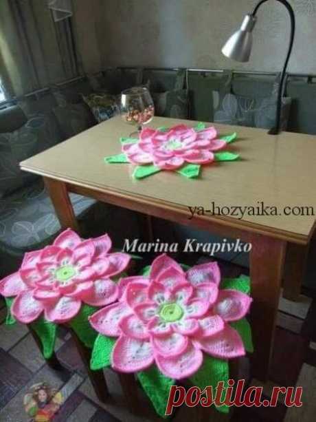 Цветок лотоса крючком.Схема здесь https://ya-hozyaika.com/vyazanie-dlya-doma/kovriki-sid..