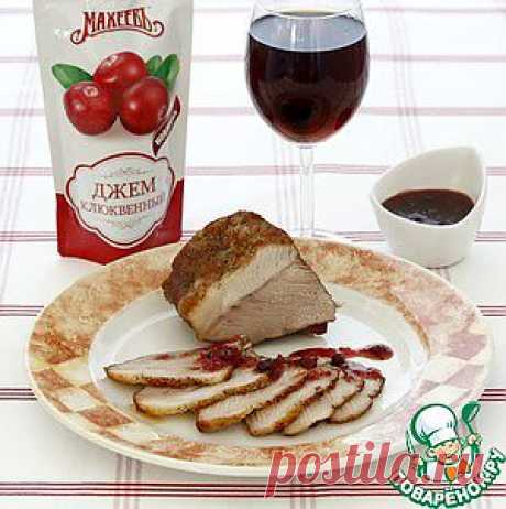 Запечённая свиная лопатка с клюквенным соусом - кулинарный рецепт