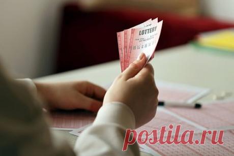 Женщина чуть не выбросила выигрышный лотерейный билет на 84 миллиона рублей. Жительница США чуть не выбросила лотерейный билет на 925,4 тысячи долларов (84,1 миллиона рублей) потому что решила, что он ничего не выиграл. Удача улыбнулась жительнице округа Маком штата Мичиган. 39-летняя женщина рассказала, что раз в несколько недель покупает вместе с мужем несколько билетов разных лотерей.