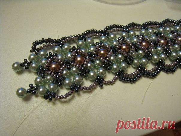 Плетёный браслет из бисера и бусин