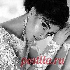 Я не она, мы с ней просто похожи.
Вы обознались. Обычное дело.
Это не вы мне морозом по коже.
Это душа моя так охладела.
Я не она, у меня все в порядке.
Это она никогда не взрослея,
С прошлым играет то в жмурки, то в прятки.
Я не играю. Я старше и злее.
Я не она. Вы её поищите
В памяти. Там, где ей самое место.
Ту, что нуждается в вашей защите,
Верит и ждёт вас, и дальше по тексту...
Я не она и довольно о сказках.
Вы же все помните. Помните, или
Может, напомнить подробно и в красках,
Как вы е