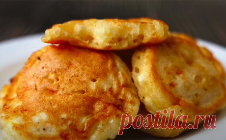 Смешиваем яблоки с творогом и жарим оладьи. На вкус получаются словно из сплошной начинки — можно даже есть как десерт