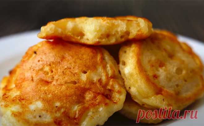 Смешиваем яблоки с творогом и жарим оладьи. На вкус получаются словно из сплошной начинки — можно даже есть как десерт