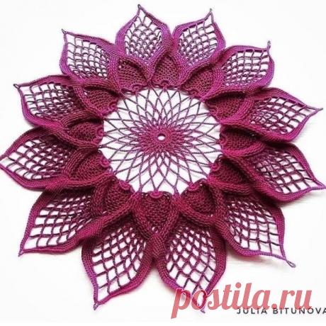 Очень красивая ажурная салфетка с объёмными элементами