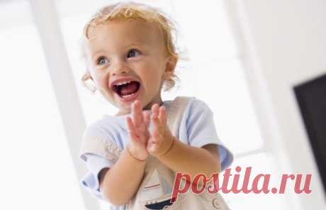СТИМУЛЯЦИЯ РЕЧИ 
от 1 года до 2-х, 2,5 лет. 

ШАГ1. Внесение смысла в лепет: если ребенок говорит «мама» - положительная реакция мамы (мама, папа, баба, дррр(машина) аааа (спать) бах(упал) - 

ШАГ 2. Стимуляция использования первых 5-7 слов. Задавайте вопросы: "Кто пришел, кто это, позови маму". Сами используйте лепетные слова и звукоподражания наряду с полными словами "Как Ваня упал? Бах!" Ориентировочный возраст - с года до полутора лет

Шаг 3. Наблюдая за за игрой ребен...