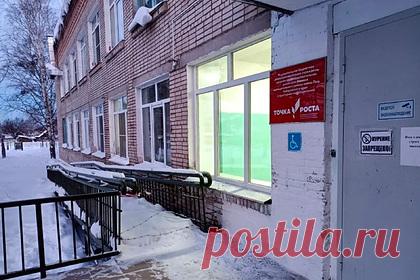 В российской школе пандус перекрыли колючей проволокой. В Хабаровском крае в селе Бичевая пандус у здания школы обнесли колючей проволокой. Об этом сообщает KP.RU. По словам заместителя директора по воспитательной работе в сельской школе Марины Козловой, в образовательное учреждение не ходят дети с инвалидностью, поэтому пандус никому не нужен.