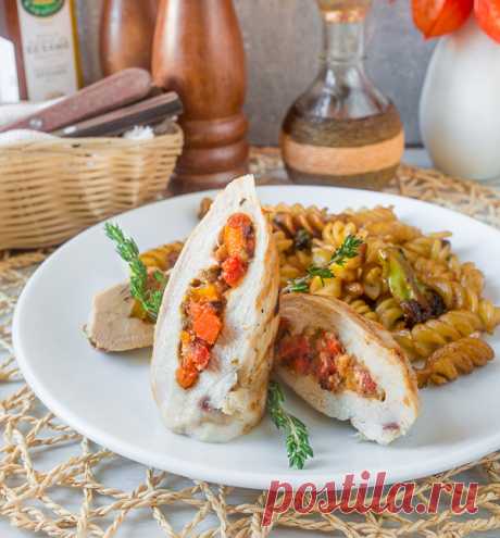 Куриное филе с перечной начинкой на Вкусном Блоге Как насчет курочки, друзья? В сочетании с ярким сладким перцем и пикантными каперсами – это отличная тема для ужина 😉 Поэтому предлагаю не откладывать рецепт в долгий ящик и запланировать его на ближайшие дни. Начинку вы можете приготовить за сутки,например, и держать ее в холодильнике до момента фарширования грудок. Это…