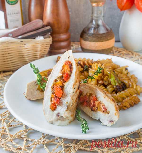 Куриное филе с перечной начинкой на Вкусном Блоге Как насчет курочки, друзья? В сочетании с ярким сладким перцем и пикантными каперсами – это отличная тема для ужина 😉 Поэтому предлагаю не откладывать рецепт в долгий ящик и запланировать его на ближайшие дни. Начинку вы можете приготовить за сутки,например, и держать ее в холодильнике до момента фарширования грудок. Это…