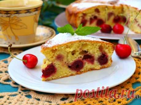 Пирог с вишней и клубникой Пирог с вишней и клубникой - замечательный пирог для разнообразия вашего меню. У меня никогда не получалось совместить эти 2 ягоды, так как когда появлялась вишня, клубники уже небыло. В этом сезоне то ли вишня раньше поспела, то ли клубника задержалась, но вот успела приготовить такой пирог. Очень приятный, мягкий и невероятно вкусный.