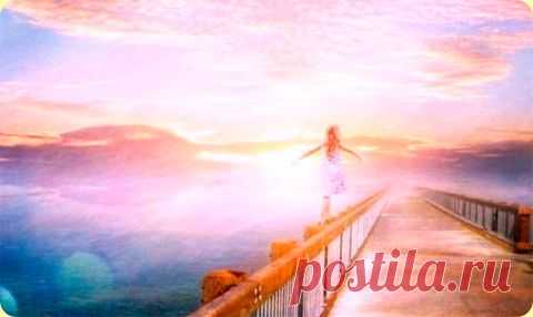 Есть люди-«закаты» и люди-«рассветы»,
Одни с негативом, другие с «приветом».
Но те, что с «приветом» — улыбчивы часто,
А те что «закаты», обычно несчастны.
С одними общаясь, ты чувствуешь холод,
С другими и в семьдесят, кажется, молод.
И ты от одних заряжаешься светом,
С другими его круглосуточно нету.
Но если отдать человеку-«закату»
Кусочек тепла, что исчезло когда-то,
А не обвинять, что тоскливо на сердце,
Он тоже захочет и греть, и согреться.