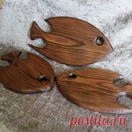 #рыбы и снова рыбы. Служат всем по разному, кому то украшением как #предметинтерьера  кому то как #поднос или #сырнаятарелка , кто то вешает на стенку как #панно, делал даже часы такие. Рыбки уплыли к заказчице но можно сделать другие, другого цвета, формы,размера.
#фудфото #дизайн #панноиздерева #подарок #рыбалка #улов #издерева #дерево #рустик
