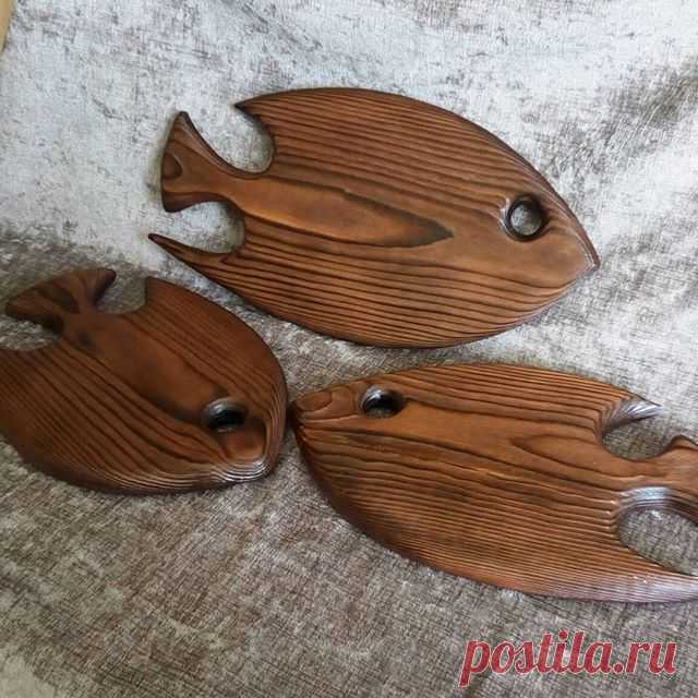#рыбы и снова рыбы. Служат всем по разному, кому то украшением как #предметинтерьера  кому то как #поднос или #сырнаятарелка , кто то вешает на стенку как #панно, делал даже часы такие. Рыбки уплыли к заказчице но можно сделать другие, другого цвета, формы,размера.
#фудфото #дизайн #панноиздерева #подарок #рыбалка #улов #издерева #дерево #рустик