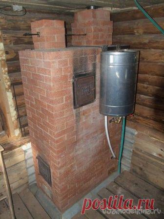 Кирпичная банная печь Баня, такая как она должна быть по уставу, появлялась у нас ступенчато. В начале, это был домик, отапливаемый простой буржуйкой с нахлобученым отопительным щиточком (гости очень удивлялись - куда поддавать?), там я жил. Потом, через несколько лет доработка фундамента, канализация, фундамент для