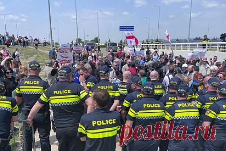 В аэропорту Тбилиси оппозиционеры попыталась прорвать полицейский кордон. В аэропорту Тбилиси оппозиционеры попытались прорвать кордон полиции после приземления рейса из Москвы.