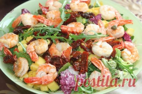Пикантный салат с креветками и манго
