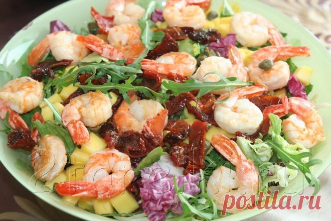 Пикантный салат с креветками и манго
