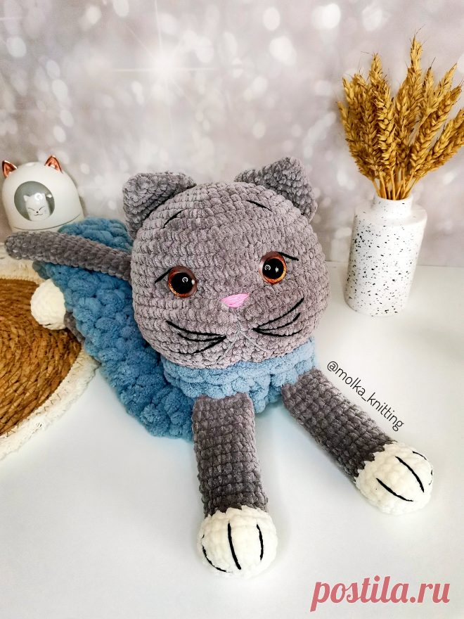 PDF Кошечка Глаша крючком. FREE crochet pattern; Аmigurumi toy patterns. Амигуруми схемы и описания на русском. Вязаные игрушки и поделки своими руками #amimore - плюшевая кошечка, большая кошка из плюшевой пряжи, пижамница в виде котика, котёнок, кот.