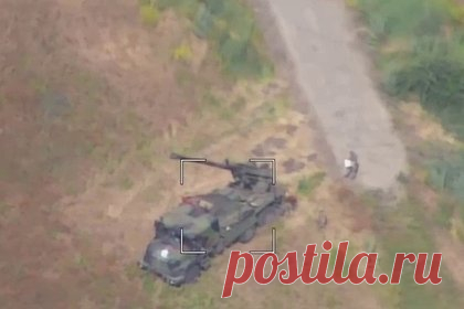 Уничтожение артиллерийской установки НАТО российским дроном попало на видео. Французская самоходная артиллерийская установка CAESAR перевернулась на трассе в зоне специальной военной операции, пытаясь спастись от российского беспилотника. На появившемся видео показано, как беспилотный летательный аппарат «Ланцет» уничтожает артиллерийскую установку НАТО.