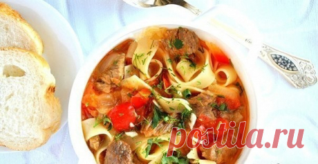 ВКУСНЕЙШИЙ ЛАГМАН 

ИНГРЕДИЕНТЫ:
● 1,5 литра мясного бульона;
● 500 г телятины;
● 300 г лапши;
● 2 сладких перца;
● 2 больших помидора;
● 1 большая луковица;
● 2-3 зубчика чеснока;
● маленький пучок петрушки;
● 3-4 ст. л. растительного масла;
● соль, свежемолотый черный перец.

ПРИГОТОВЛЕНИЕ:
Перец, помидоры, лук очистить и нарезать кубиками. Мясо нарезать небольшими кубиками.В глубокой сковороде сильно разогреть растительное масло. На сильном огне обжарить мясо (лучше пор...
