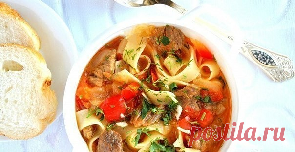 ВКУСНЕЙШИЙ ЛАГМАН 

ИНГРЕДИЕНТЫ:
● 1,5 литра мясного бульона;
● 500 г телятины;
● 300 г лапши;
● 2 сладких перца;
● 2 больших помидора;
● 1 большая луковица;
● 2-3 зубчика чеснока;
● маленький пучок петрушки;
● 3-4 ст. л. растительного масла;
● соль, свежемолотый черный перец.

ПРИГОТОВЛЕНИЕ:
Перец, помидоры, лук очистить и нарезать кубиками. Мясо нарезать небольшими кубиками.В глубокой сковороде сильно разогреть растительное масло. На сильном огне обжарить мясо (лучше пор...
