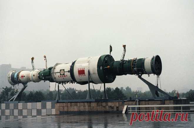 «Салют-7» или засекреченное ЧП в космосе 11 февраля 1985 года произошло большое и тогда, естественно, засекреченное ЧП на станции «Салют-7». Космонавты Джанибеков и Савиных получили Звезды Героев за полет, но на самом деле он был чрезвычайный. Так что это было за ЧП?