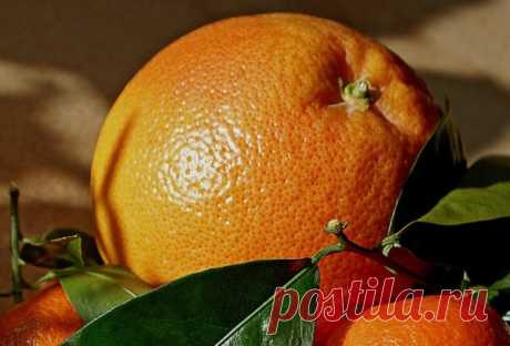 Не забывайте об апельсинах!
----------
Если вы курите, вашему организму требуется в два раза больше витамина C, чем некурящему.

Это происходит потому, что витамин C помогает выводить из организма токсичные вещества, которые образуются при сгорании табака, тем самым снижая вредное воздействие дыма. У курильщиков потребление этого витамина в организме выше.

Кроме того, никотин разрушает запасы этого важного витамина. Чтобы компенсировать его дефицит, важно употреблять как ...