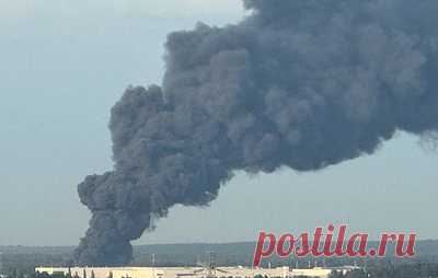 В Подмосковье горит склад с газовыми баллонами и легковоспламеняющейся жидкостью. К тушению привлекли более 50 человек и 12 единиц техники
