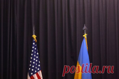 США сообщили о создании с Украиной рабочей группы по инфраструктуре. США создадут совместную рабочую группу с Украиной для изучения ее инфраструктурных потребностей в военное время и планирования постконфликтного восстановления. Совместное заявление подписали министр торговли США Джина Раймондо, министр транспорта Пит Буттиджеч и украинский министр инфраструктуры Александр Кубраков.