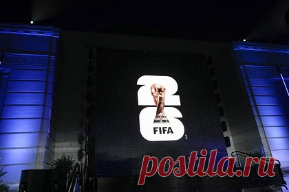 ФИФА представила логотип чемпионата мира-2026. Международная федерация футбола (ФИФА) представила логотип чемпионата мира 2026 года, который пройдет в США, Канаде и Мексике. Центральное место логотипа занимает Кубок мира. Он расположен на фоне узора, состоящего из многоцветного повторения числа 26, отсылающего к году проведения турнира.