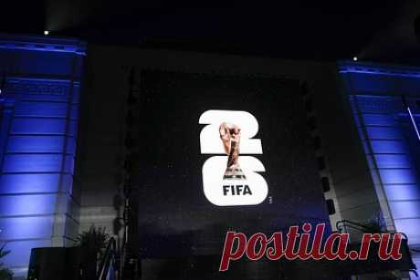 ФИФА представила логотип чемпионата мира-2026. Международная федерация футбола (ФИФА) представила логотип чемпионата мира 2026 года, который пройдет в США, Канаде и Мексике. Центральное место логотипа занимает Кубок мира. Он расположен на фоне узора, состоящего из многоцветного повторения числа 26, отсылающего к году проведения турнира.