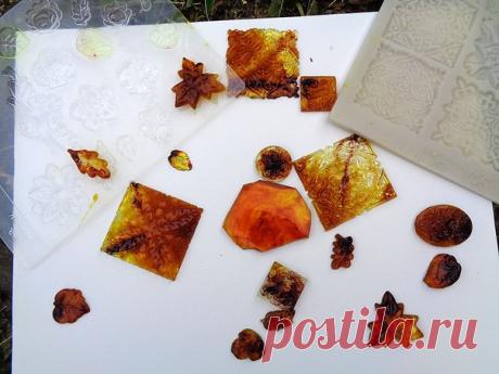 ЯНТАРЬ, ЯНТАРЬ, ЯНТАРЬ...
Нет ничего проще сделать имитацию ЯНТАРЯ!

Давно хотела сделать, да лень вперед родилась..)))
В данном случае использовала эпоксидную смолу, краситель для эпоксидной смолы, витражную краску и даже немного акрила..))

Окрашивать эпоксидную смолу можно различными красителями, начиная от специальных красителей для эпоксидной смолы до -витражной краски, 
пигментных чернил, 
краски для ткани (https://www.youtube.com/watch?time_continue=6&v=t..) , 
туши...