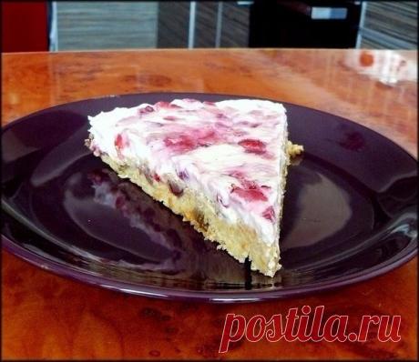 Моковно-яблочный торт с клубникой

Этот нежный тортик, наверное самый вкусный десерт, который я когда-либо пробовала. Советую всем приготовить его как можно скорее!

ИНГРЕДИЕНТЫ:
Для морковно-яблочного коржа
1) овсяные хлопья 70 гр (210,7 ккал)
2) манка 25 гр (81,25 ккал)
3) йогурт натуральный без добавок 220 гр (132 ккал)
4) белок яичный (2-х яиц) 70 гр (30,8 ккал)
5) яблоко (2 шт) 250 гр (107,5 ккал)
6) морковь (1 крупная) 80 гр (26,4 ккал)
7) сок половины лайма 15 гр (2...