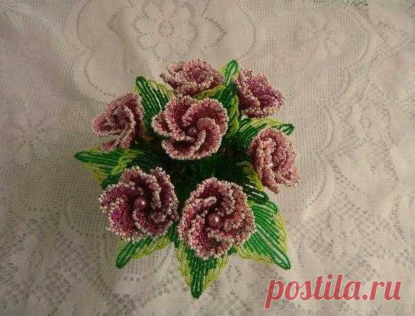 Махровая фиалка из бисера