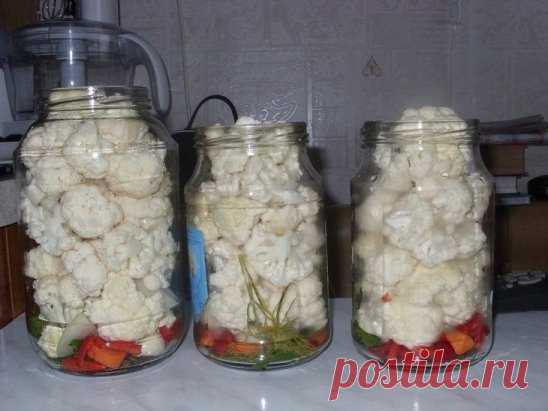 ВКУСНЕЙШАЯ МАРИНОВАННАЯ ЦВЕТНАЯ КАПУСТА 
Ингредиенты:
 Цветная капуста — 2 кочана (2 кг 200 г)
 Морковь — 2 шт.
 Болгарский перец — 2 шт.
 Чеснок — 100 гр.
 Лук репчатый — 1 шт. (большая)
 Острый перец — по 1-2 шт. на 1-литр. банку
 Укроп (зонтики), листья хрена, вишни, смородины
 Душистый перец
 Гвоздика
 Лавровый лист
 Уксус 70%
Маринад:
 На 1 литр воды — 2 ст.л. соли, 1 ч.л. сахара
Приготовление:
1. По этому рецепту делаю капусту уже второй раз.
2. В прошлом году делала впервые на пробу