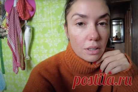 Агата Муцениеце показала квартиру матери в Риге. Российская актриса латышского происхождения Агата Муцениеце показала квартиру матери Нонны в Риге. На кадрах видны отставшие от стены обои и облупившаяся краска. Звезда «Закрытой школы» признается, что квартира требует ремонта. Тем не менее на уговоры сменить плитку или шкафы на кухне мама артистки не поддается.