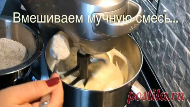 Маковый бисквит 
Сочный, нежный и очень вкусный! 

Маковый бисквит очень похож на классический! Только помимо молотого мака, я добавила в состав теста немного растительного масла и молока. Эти ингредиенты сделали бисквит более влажным и менее рассыпчатым по текстуре, .
**Если вы никогда не готовили классический бисквит https://vk.com/album-72446019_196533912, то советую начать с его приготовления! 

Для бисквита нам понадобится (D формы 18-24 см): 
***Все продукты комнатно...