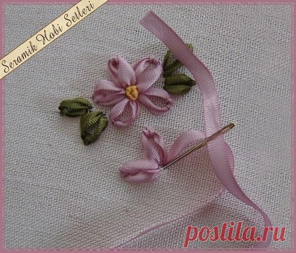 Учимся вышивать лентами: пошагово, доступно и красиво Учимся вышивать лентами: пошагово, доступно и красивоОсвоив вышивку этого цветка, вы сможете вышивать лентами и многие другие цветы подобные.