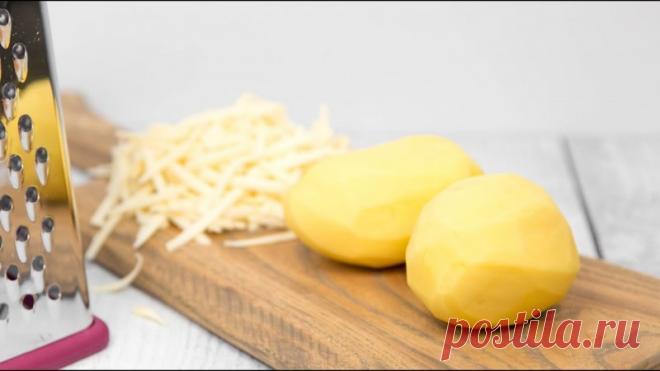 Потрясающий завтрак всего из 2-х ингредиентов Ингредиенты:- 2-3 средних картофеля (количество зависит от размеров сковороды)- 50-100гр сыра (чеддер, гауда, российский, моцарела и т.п.)Сырой картофель и сыр натерли на крупной терке. Сковородку разогрели, смазали растительным маслом. Выложили половину картофеля. Разровняли этот слой....