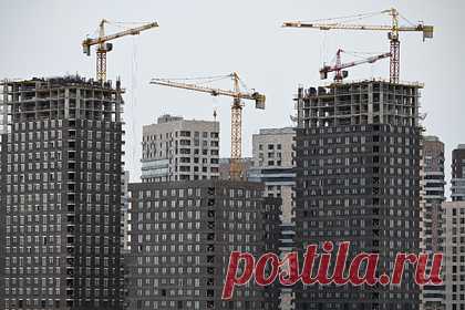 В России захотели ограничить продажу квартир с наценкой. В Госдуме захотели ограничить перепродажу жилья с наценкой. Речь идет о практике, когда застройщик не завершает строительство вовремя и имеет право вернуть дольщикам деньги, а затем продать квартиры новым покупателям по более высокой стоимости. Инициативу, которая пресечет эту схему, подготовили депутаты и «Дом.рф».