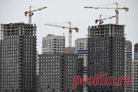 В России захотели ограничить продажу квартир с наценкой. В Госдуме захотели ограничить перепродажу жилья с наценкой. Речь идет о практике, когда застройщик не завершает строительство вовремя и имеет право вернуть дольщикам деньги, а затем продать квартиры новым покупателям по более высокой стоимости. Инициативу, которая пресечет эту схему, подготовили депутаты и «Дом.рф».