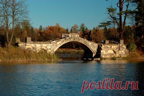 Горбатый мост
По молодости был у меня приятель Саня. Раздолбай из раздолбаев. Любитель выпить и похулиганить. В какие только истории не ввязывался по своей бесшабашности и глупости. Об этом я напишу как-нибудь обязательно. Но сейчас речь пойдёт не о нём, а о его старшем брате Сергее. Когда я впервые Серёгу увидел, сразу бросилось в глаза странное. Он […]
Читай пост далее на сайте. Жми ⏫ссылку выше