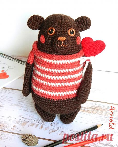 PDF Медведь Арнольд крючком. FREE crochet pattern; Аmigurumi animal patterns. Амигуруми схемы и описания на русском. Вязаные игрушки и поделки своими руками #amimore - мишка из обычной пряжи, медведь, медвежонок.