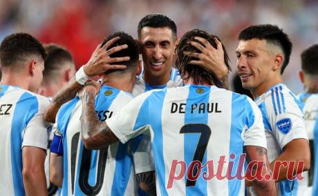 Сборная Аргентины подшутила над Дрейком, проигравшим $300 тыс.. Рэпер поставил $300 тыс. на победу Канады над Аргентиной в полуфинале Кубка Америки. Аргентина в итоге выиграла, а после матча в соцсети команды появился пост с отсылкой на Кедрика Ламара, конфликтующего с Дрейком