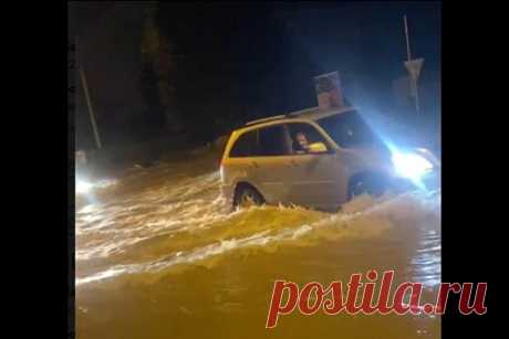 Московские туристы показали кадры потопа в Краснодарском крае. Московские туристы показали кадры потопа, образовавшегося в Краснодарском крае из-за обильных дождей. Путешественницы рассказали, что отправились из Анапы в Витязево на такси, однако на полпути водитель автомобиля высадил их. Тогда им пришлось добираться пешком по колено в воде, пока они не поймали попутку.