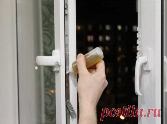 5 советов по уходу за пластиковыми окнами, которые стоит знать собственникам жилья 
1. Все начинается с малого
Когда вы последний раз чистили пластиковые окна? Не помыли стекло, а именно почистили само окно. Достаточно очевидно, но там скапливается пыль, которую лучше бы убирать.
Ну и, разумеется, не стоит мыть окно токсичными средствами, где есть какой-нибудь хлор и ему подобное. Да, будут царапины.
2. Смазываем все подвижные детали
Вот все штучки, которые двигаются в окне, желательно бы смаз