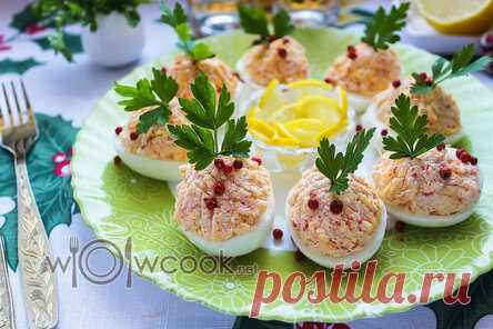 Яйца фаршированные крабовыми палочками, сыром и чесноком